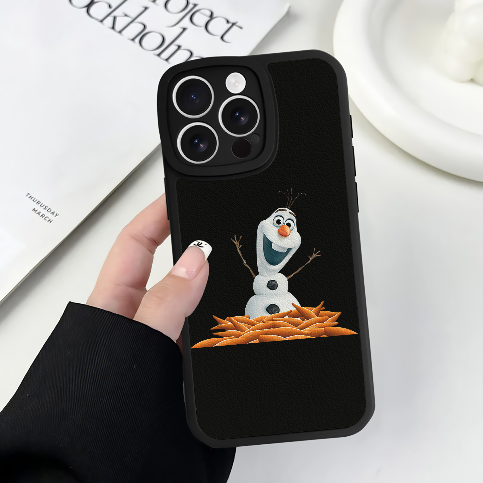 （画像用） アナと雪の女王 アンナ エルサ Frozen Anna Elsa 【iPhone 16シリーズ対応】シリコンスマホケース（レザー調） 材質：シリコン